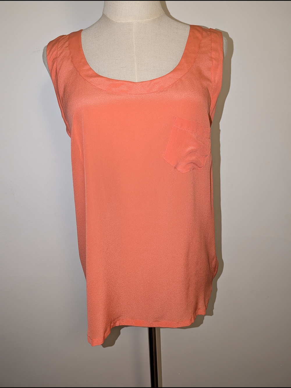 Women’s Sleeveless Scoop Neck Top Silk Top In Orange/Coral